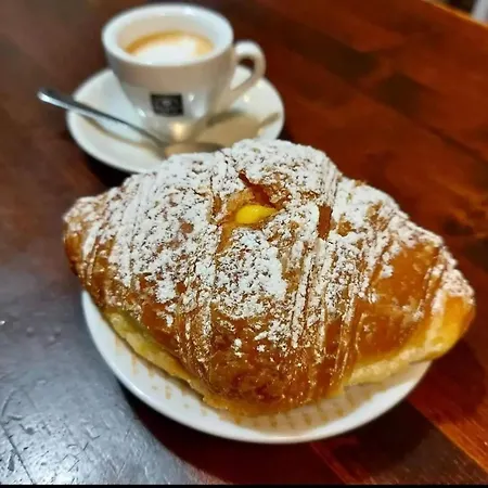 Near - Breakfast Included - Close To Train & Bus