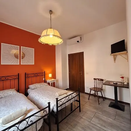 Herberg Near - Breakfast Included - Close To Train & Bus *